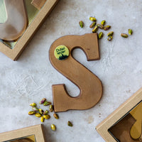 Dubai Chocolade Gold Letter S - Pistache,Kadayif- 200 gram - Luxe verpakking, Handgemaakt