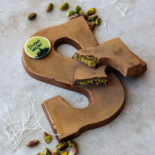 Handgemaakte Dubai Gold Chocolade Letter S – Pistache-Kadayif – 200g Luxe Giftbox